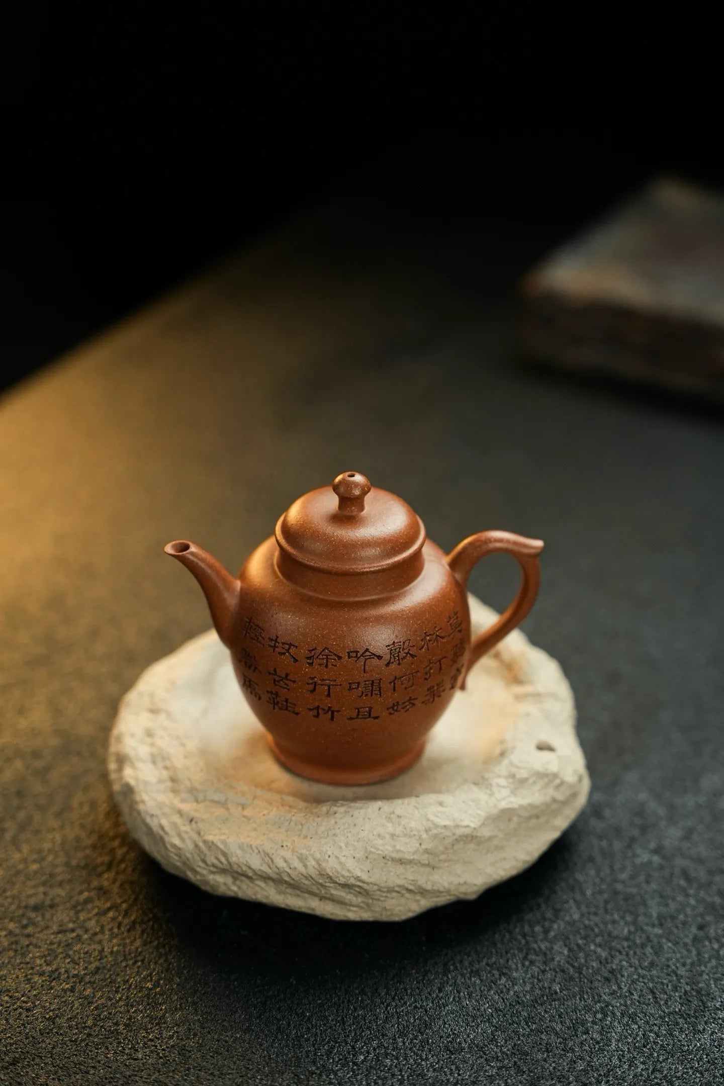 Zizai·Mugu·150cc Yixing purple clay teapot, made of premium Huangjiangpo material, authentic and lustrous, with both form and spirit. Elegant and exquisite, with a "black plum" pattern, fresh and charming.