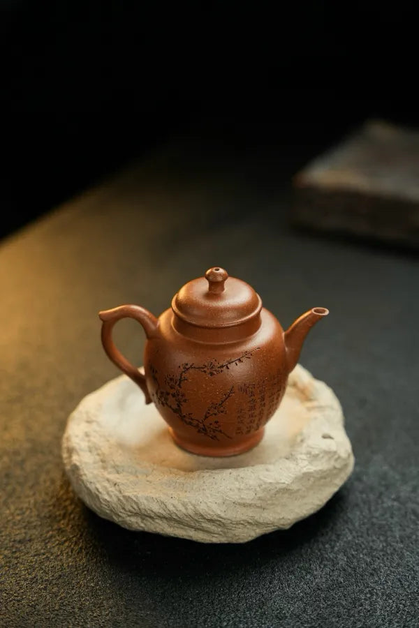 Zizai·Mugu·150cc Yixing purple clay teapot, made of premium Huangjiangpo material, authentic and lustrous, with both form and spirit. Elegant and exquisite, with a "black plum" pattern, fresh and charming.